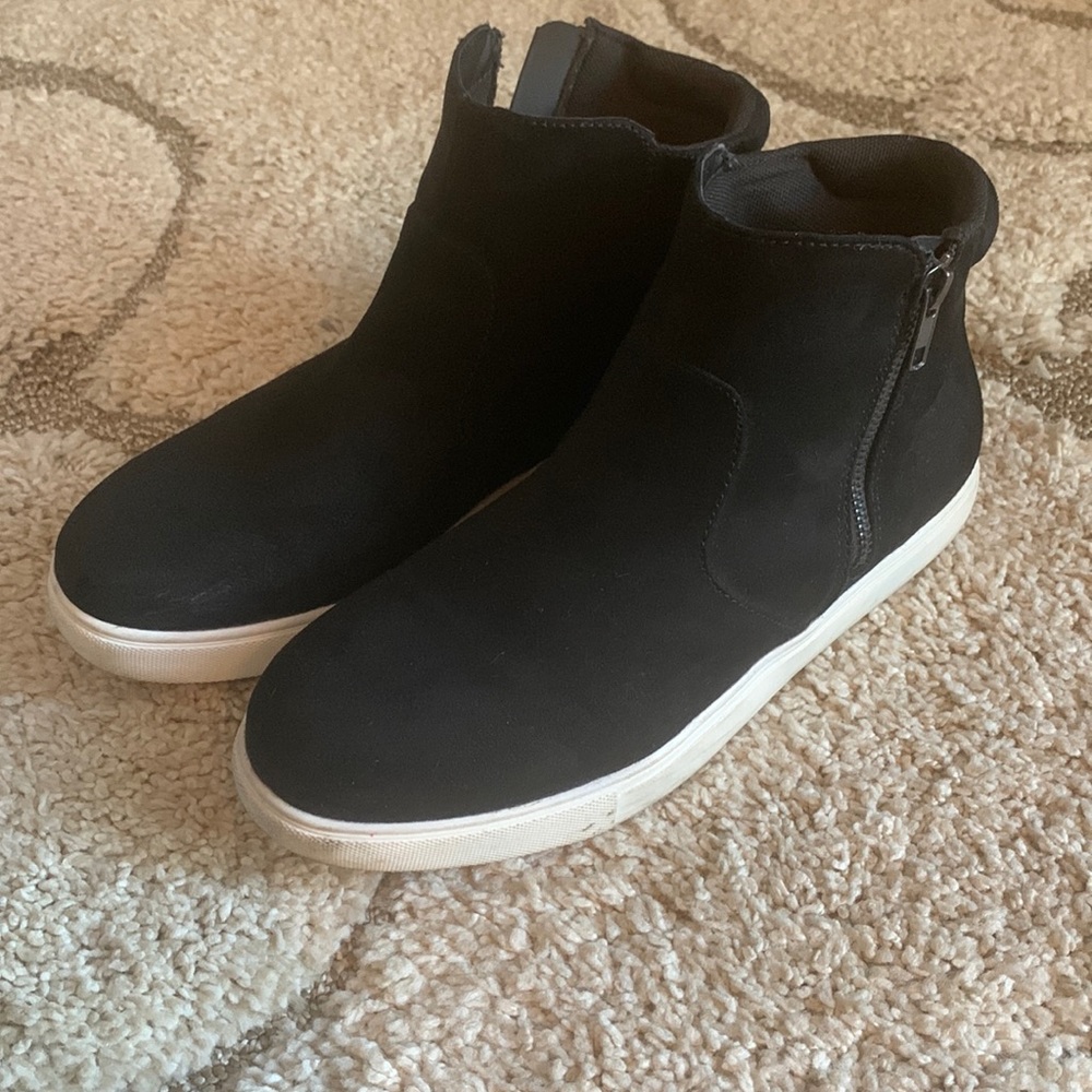 IZOD zip up sneakers